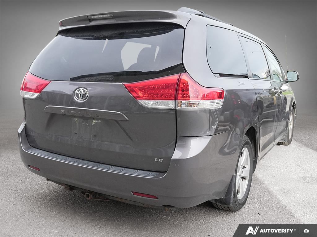 2011 Toyota Sienna LE - photo 3