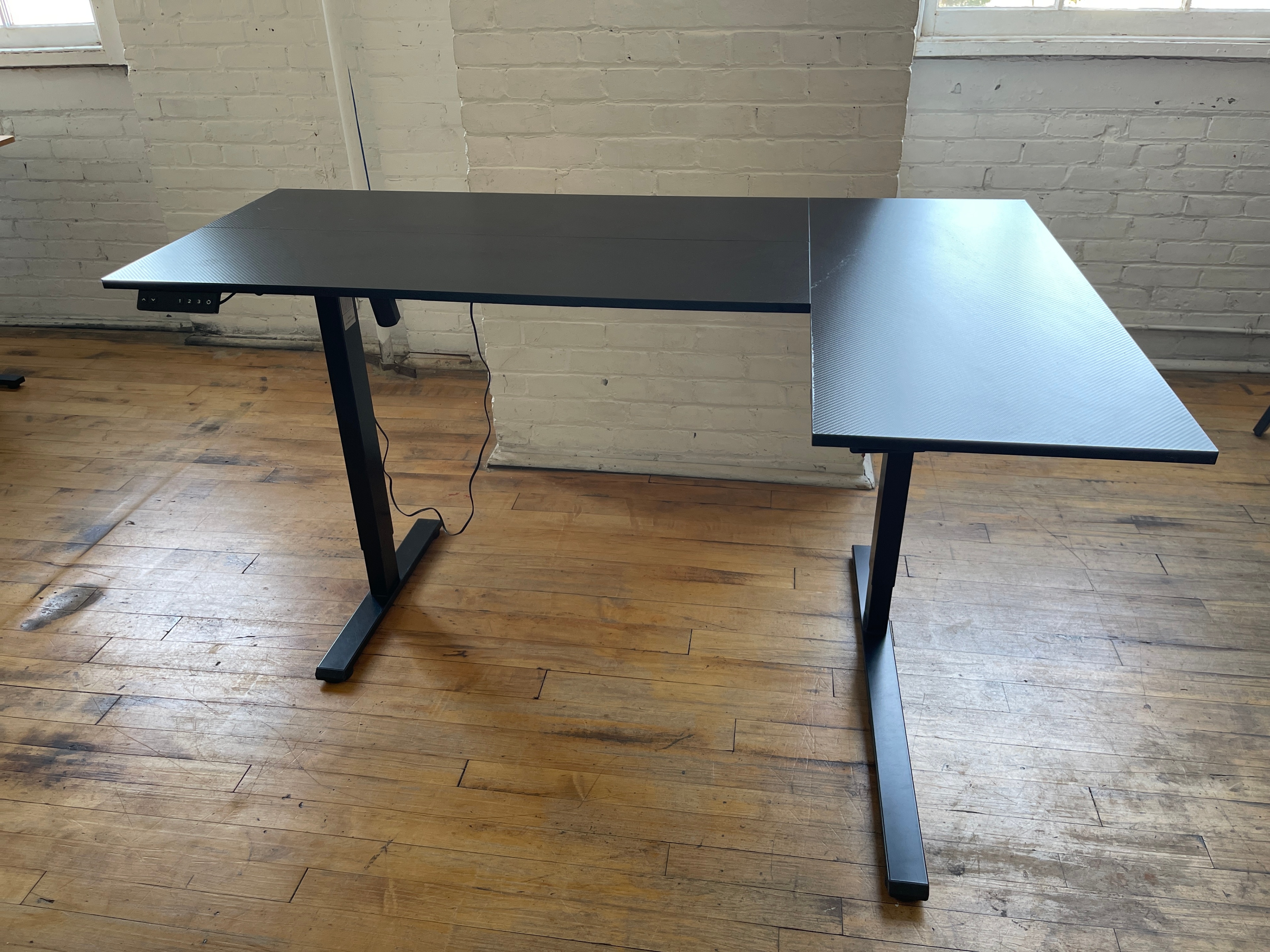 L-Shaped Desk - Motorized standing/sitting