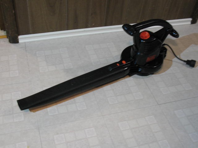 Black and Decker Corded Leaf Blower - photo 5
