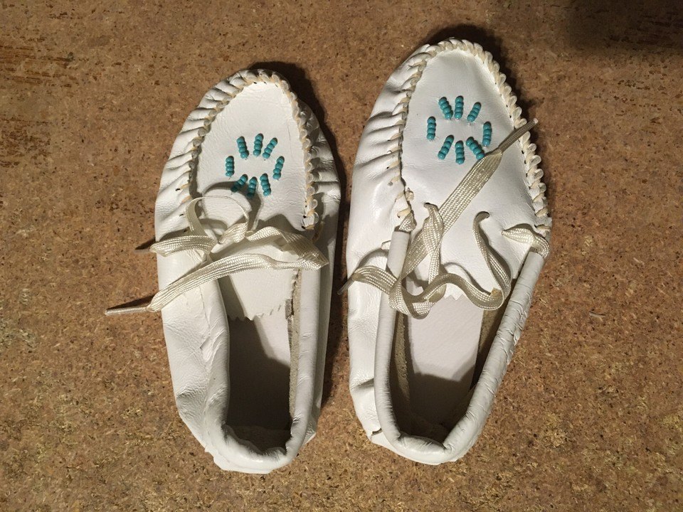 VINTAGE INDIAN MOCCASINS WHITE INFANT/BABY SHOES BLUE BEADS