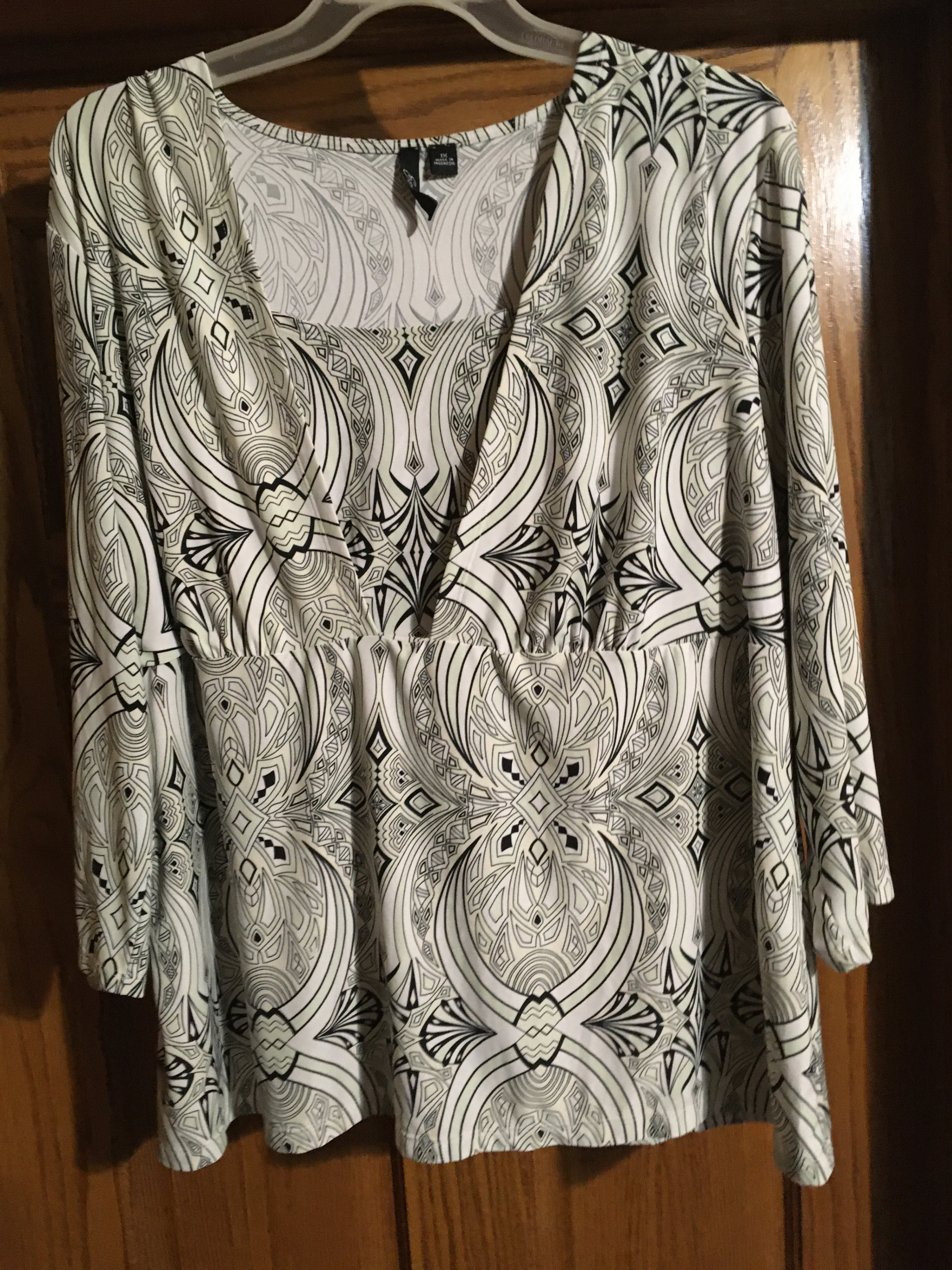 ESSENTIALS BY MILANO WHITE BLACK GREEN PAISLEY TOP V NECK 1X