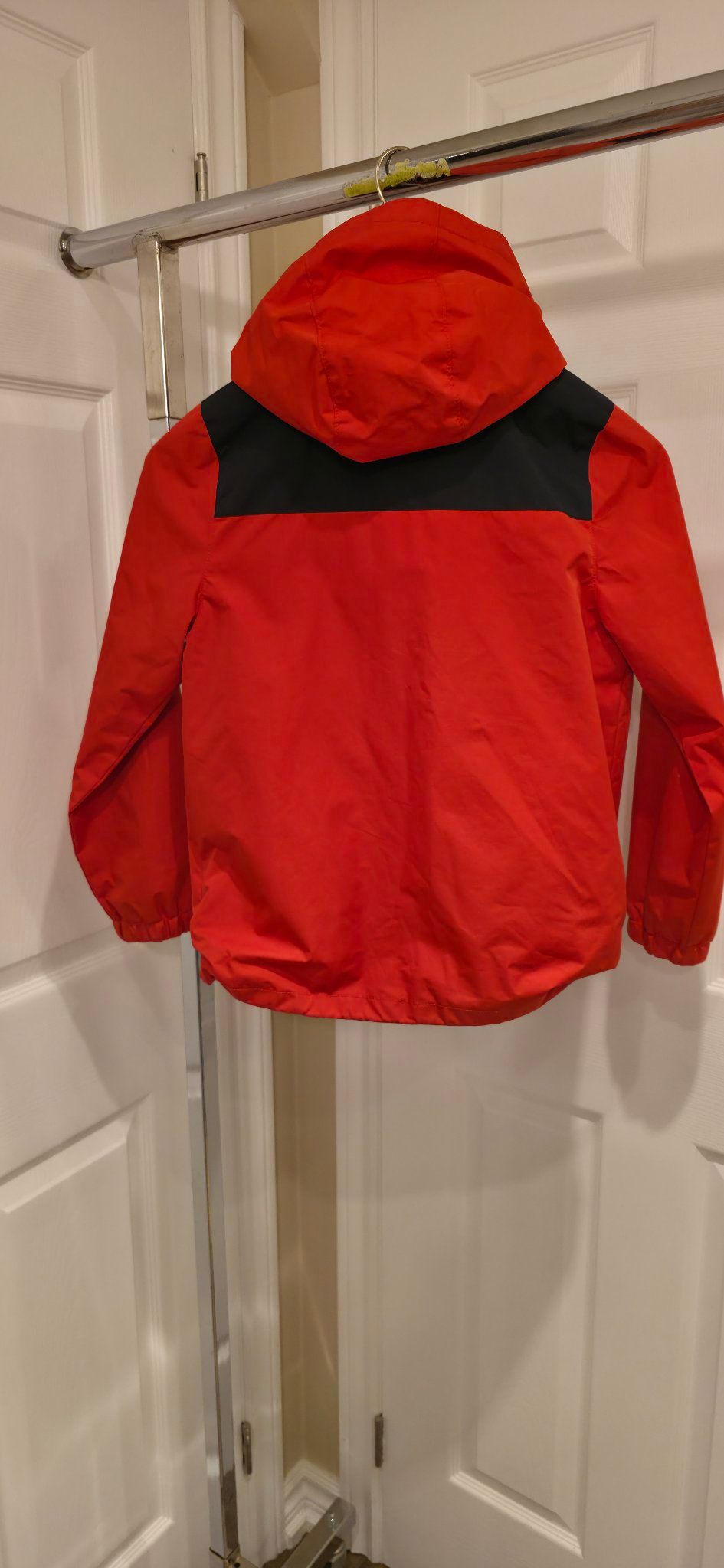 Kids H&M hooded windbreaker size EUR 134 / US 8, red and black - photo 2