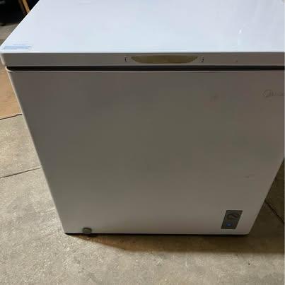 Midea 7 cu ft Convertible Chest Freezer Refrigerator White