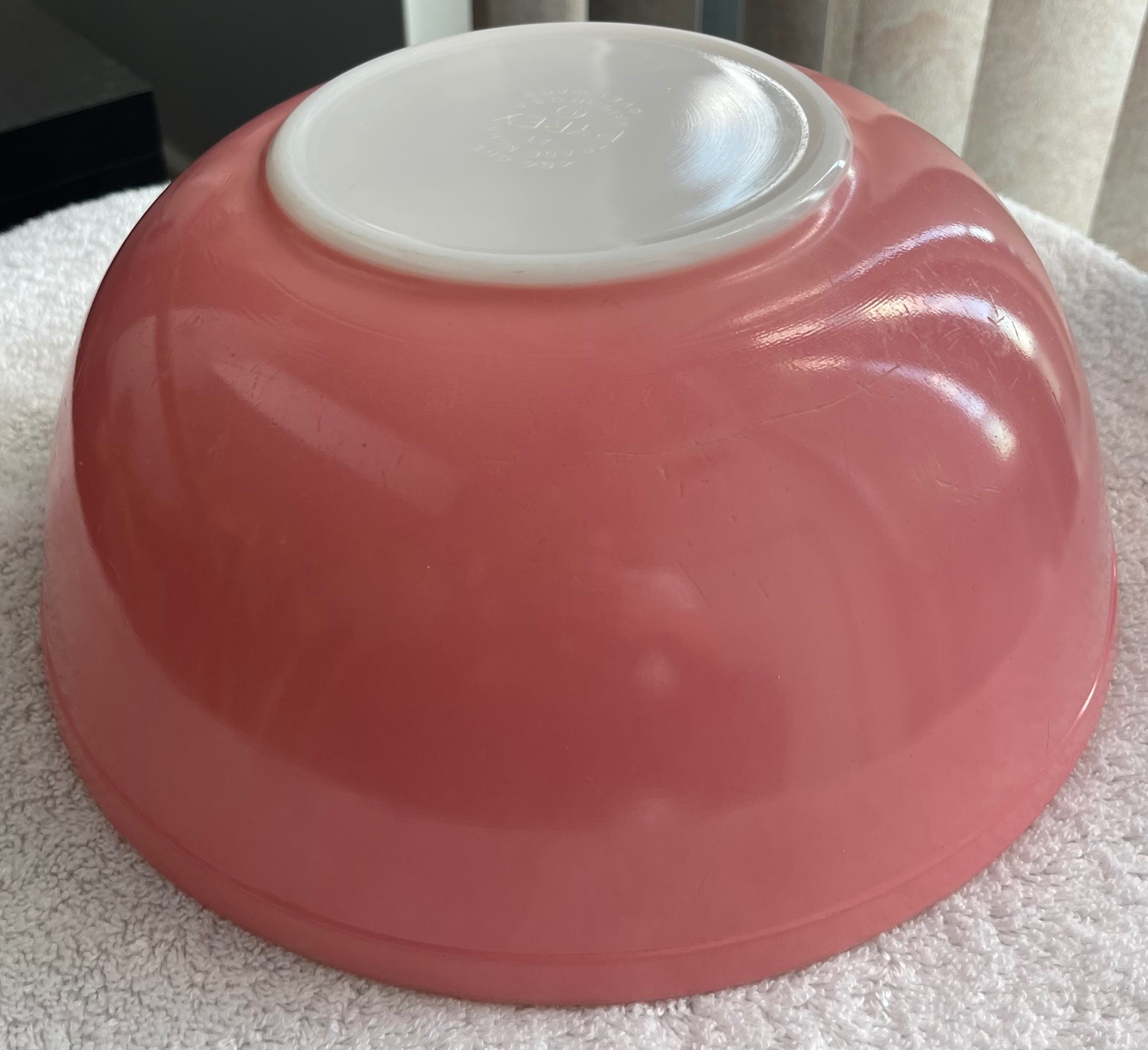 Vintage Flamingo Pink Pyrex Large 4-Quart Mixing Bowl (Coral) - photo 3