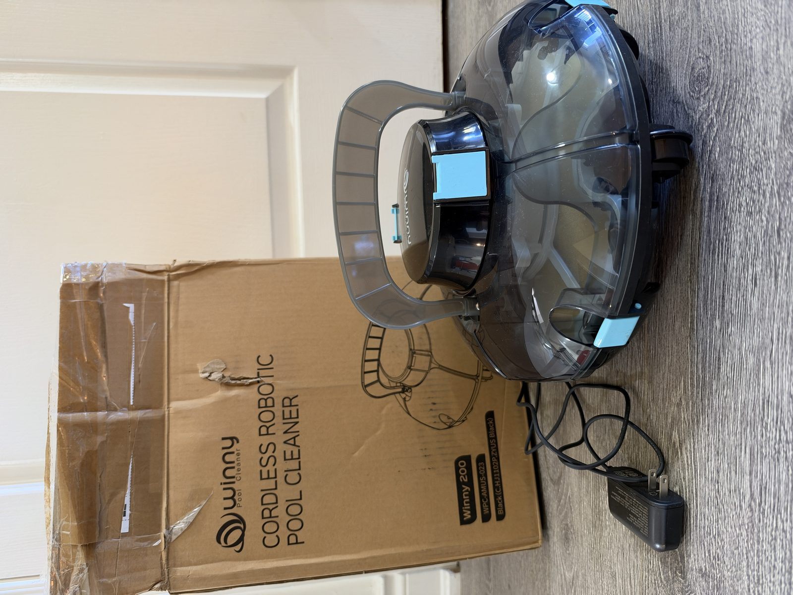Winny Cordless robotic pool cleaner