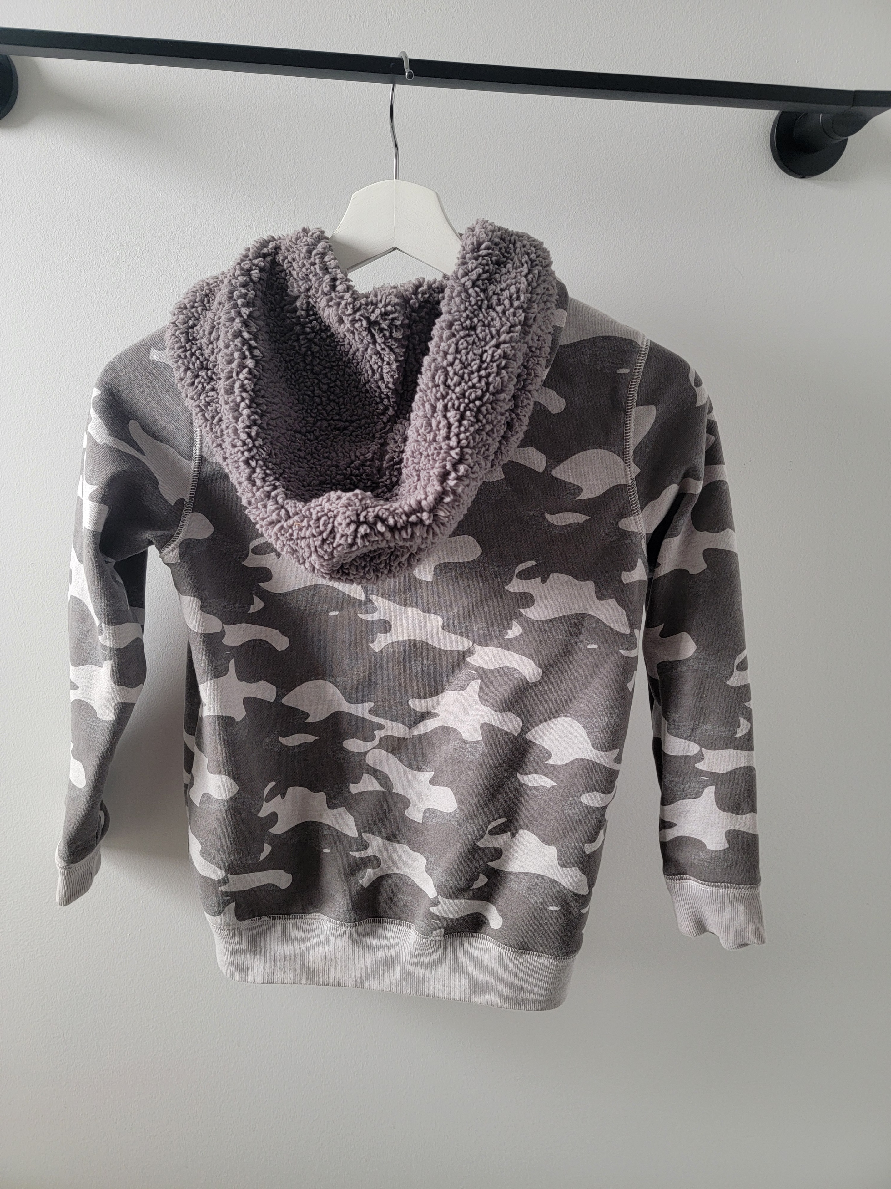Kids age 8/8A sweater in excellent condition - photo 3
