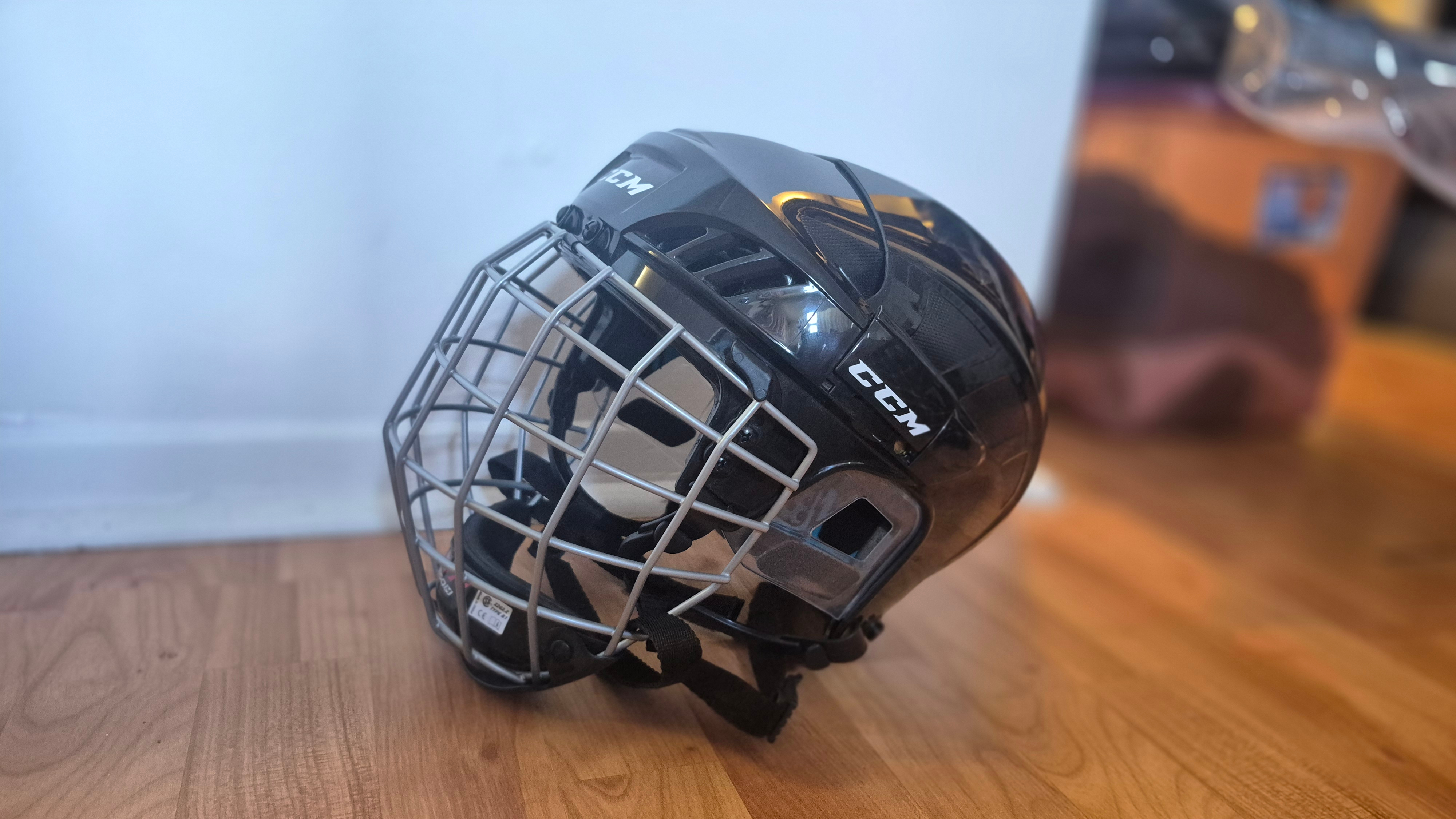 CCM XT99 Hockey Helmet & Cage – M 55-59 cm – Worn Once - photo 4