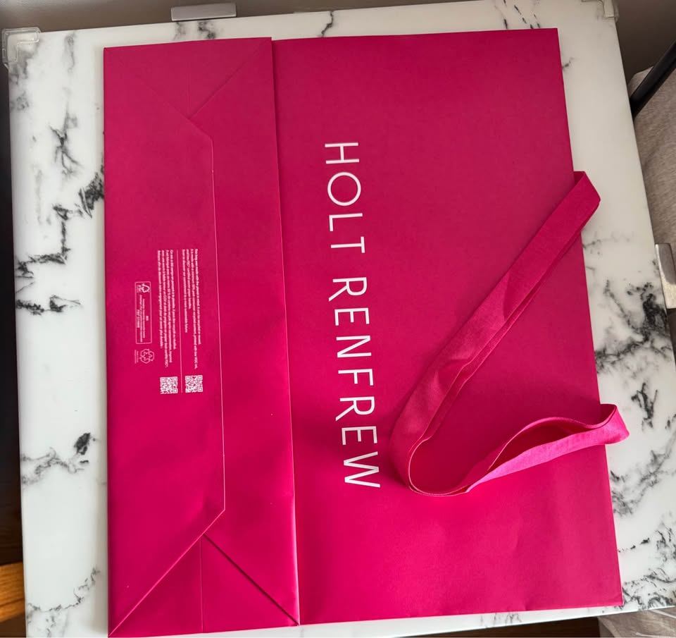 Holt Renfrew Gift Bags – Box of 50, 40x50x15 CM (New) - photo 2