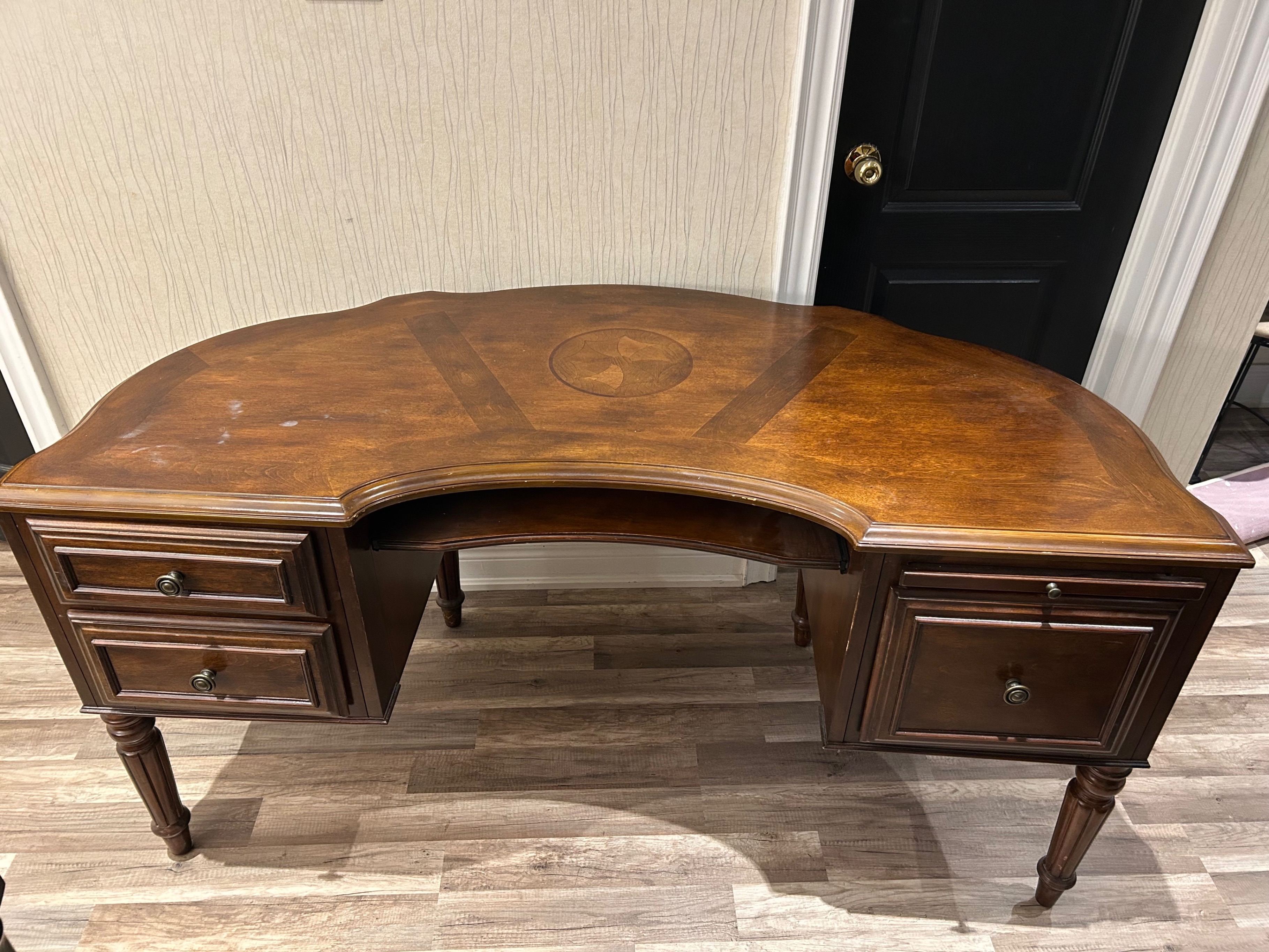 Large Wood desk for studying. In excellent condition - photo 3
