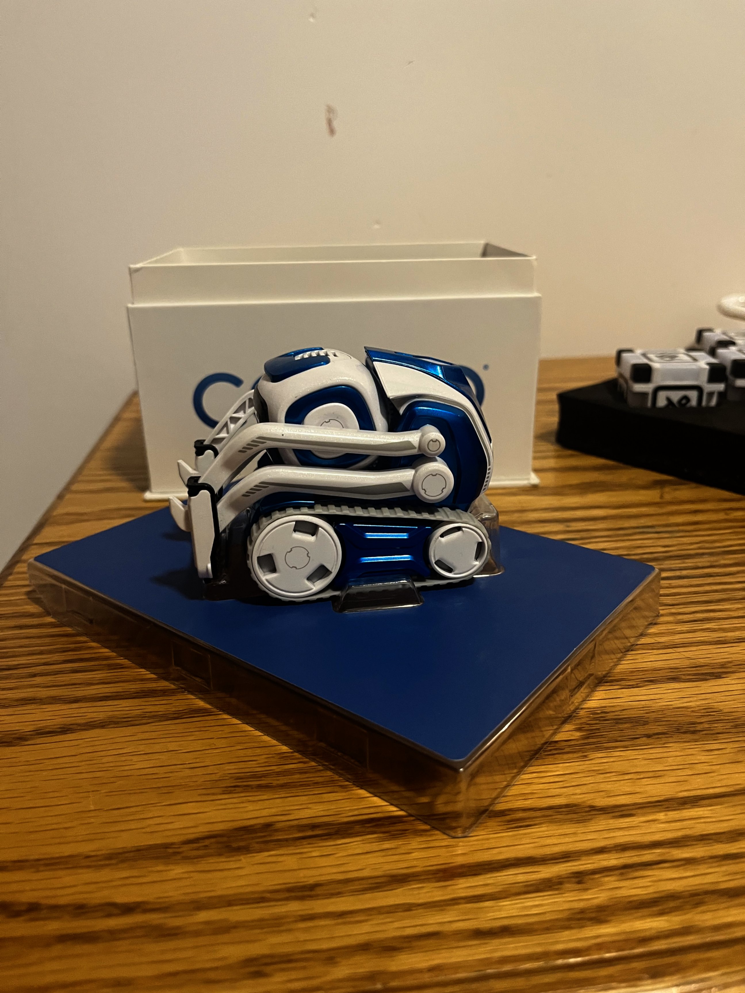 Anki Cosmo robot - photo 4