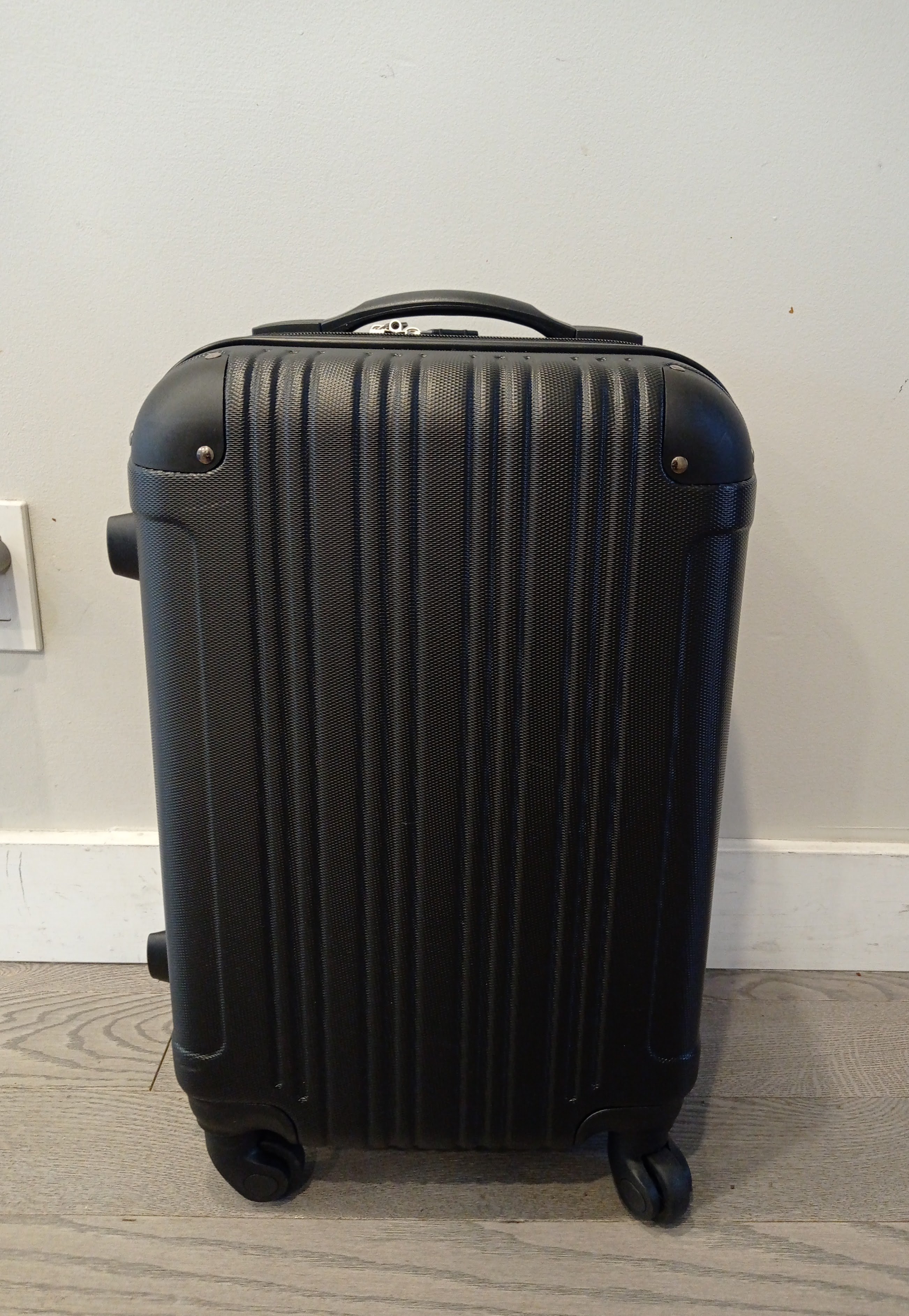 New (Floor model): Legend Walker 20" Carry-On Spinner Suitcase - photo 2