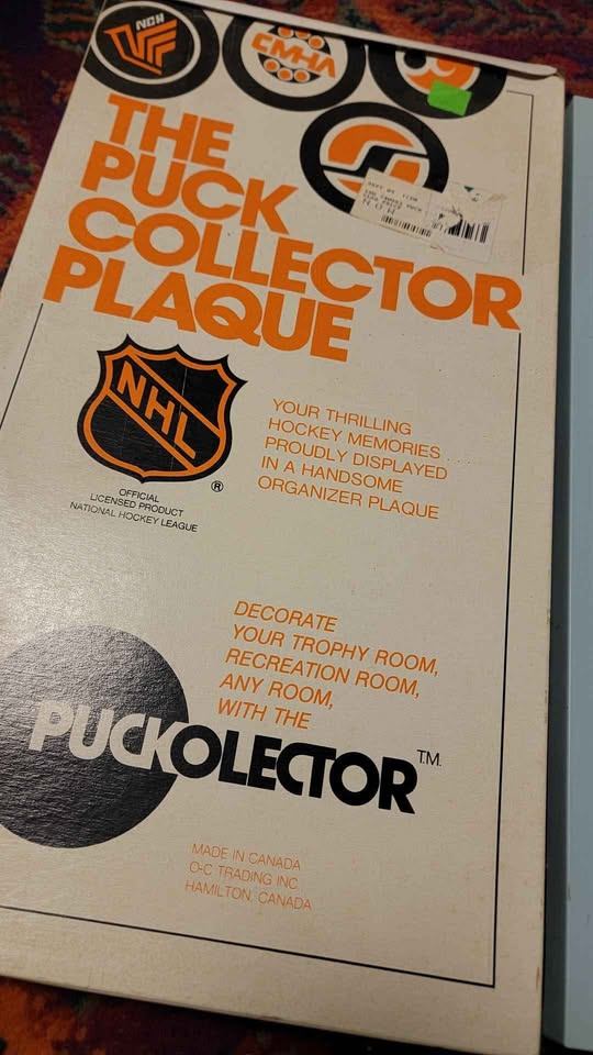 Vintage the Puck collector plaque plastic display for 7 pucks - photo 2