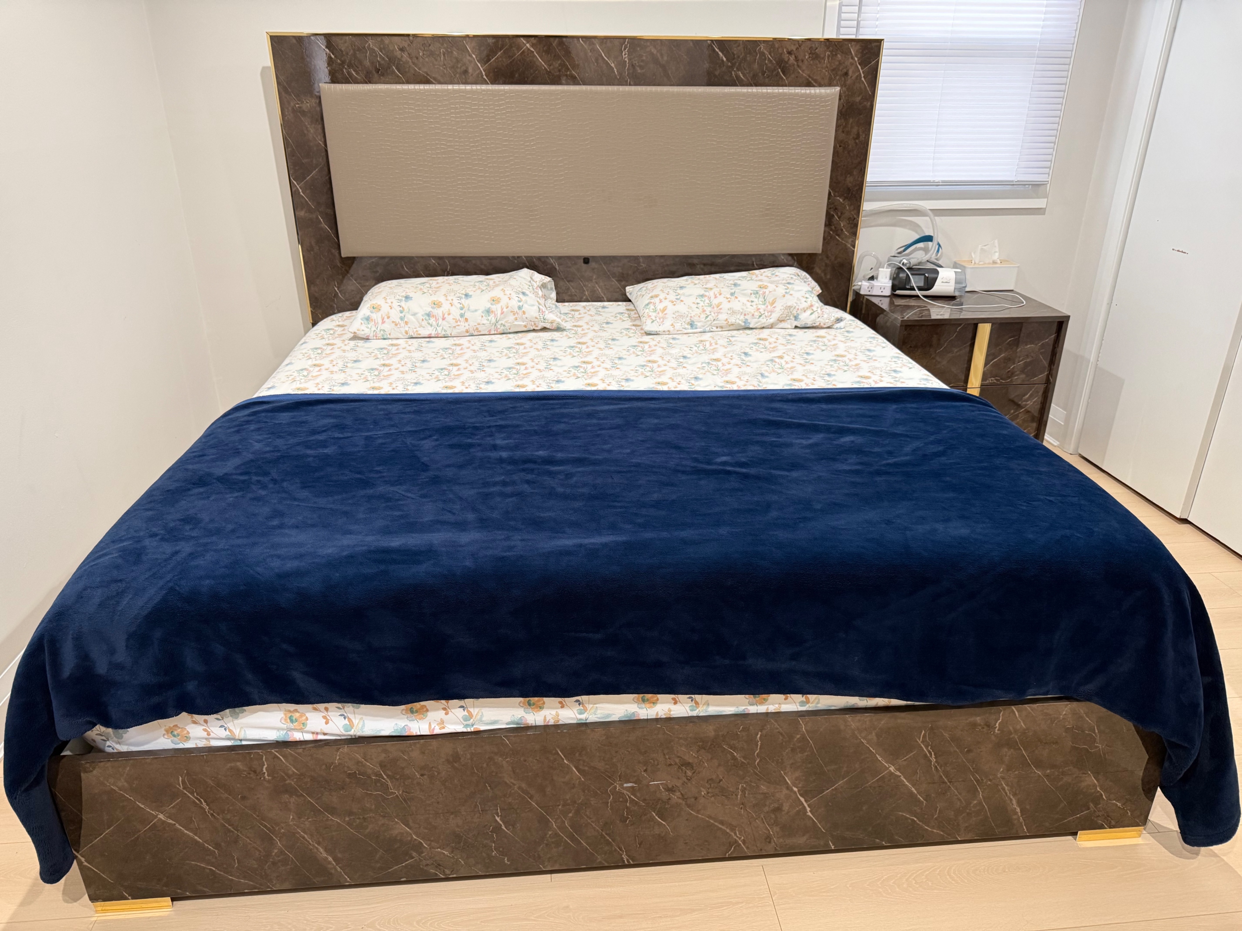 2 x king size beds with Dresser