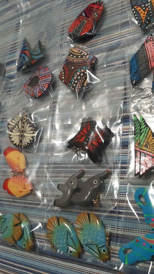 Vintage NEW  NOS hand painted hanging earrings Indonesia $5 each - photo 2
