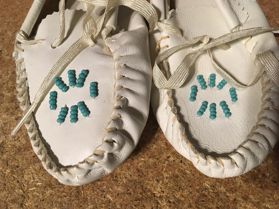 VINTAGE INDIAN MOCCASINS WHITE INFANT/BABY SHOES BLUE BEADS - photo 2