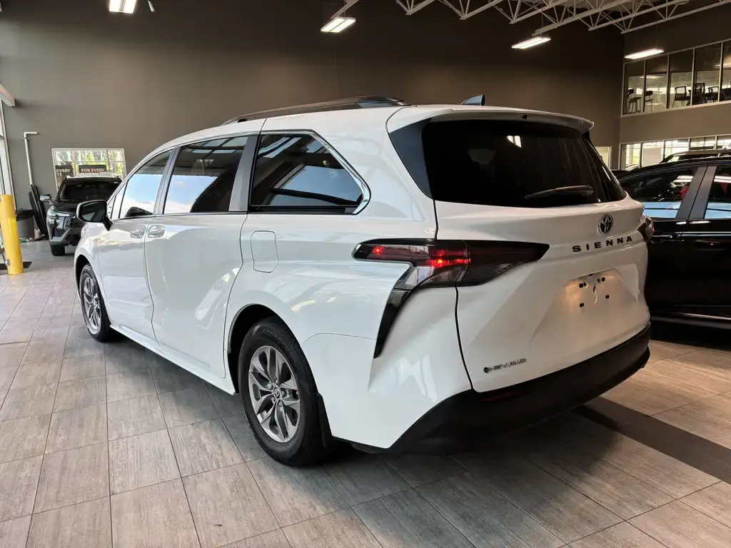 2025 Toyota Sienna - photo 3