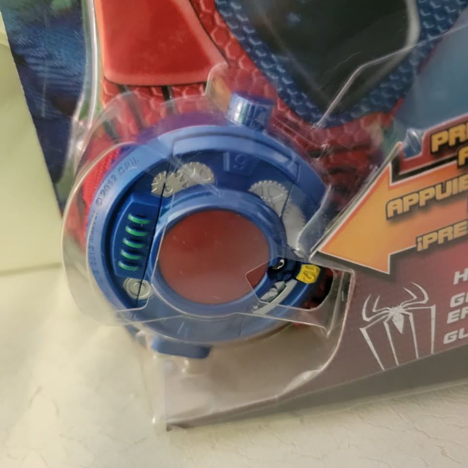 Vintage 2012 Amazing Spider-Man Hero FX Glove — New on Card - photo 2