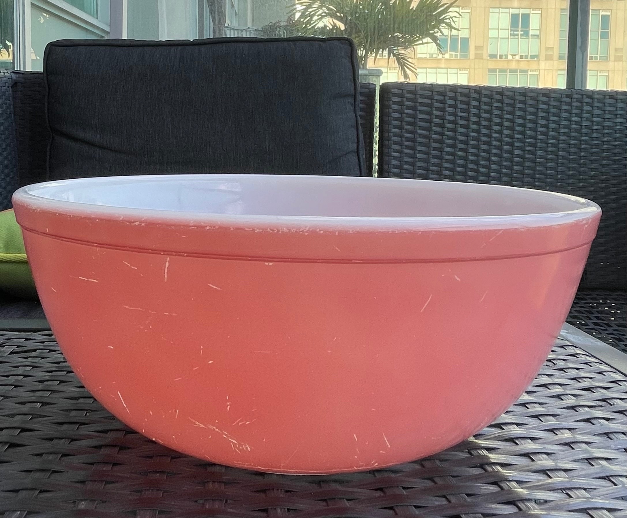 Vintage Flamingo Pink Pyrex Large 4-Quart Mixing Bowl (Coral)