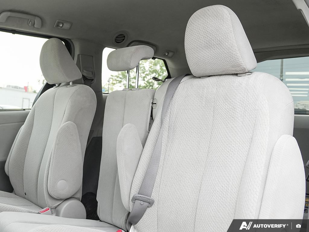 2011 Toyota Sienna LE - photo 4