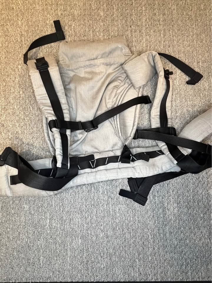 LIKE NEW Grey Fabric Baby Carrier - brand Topatop - model baby - photo 2