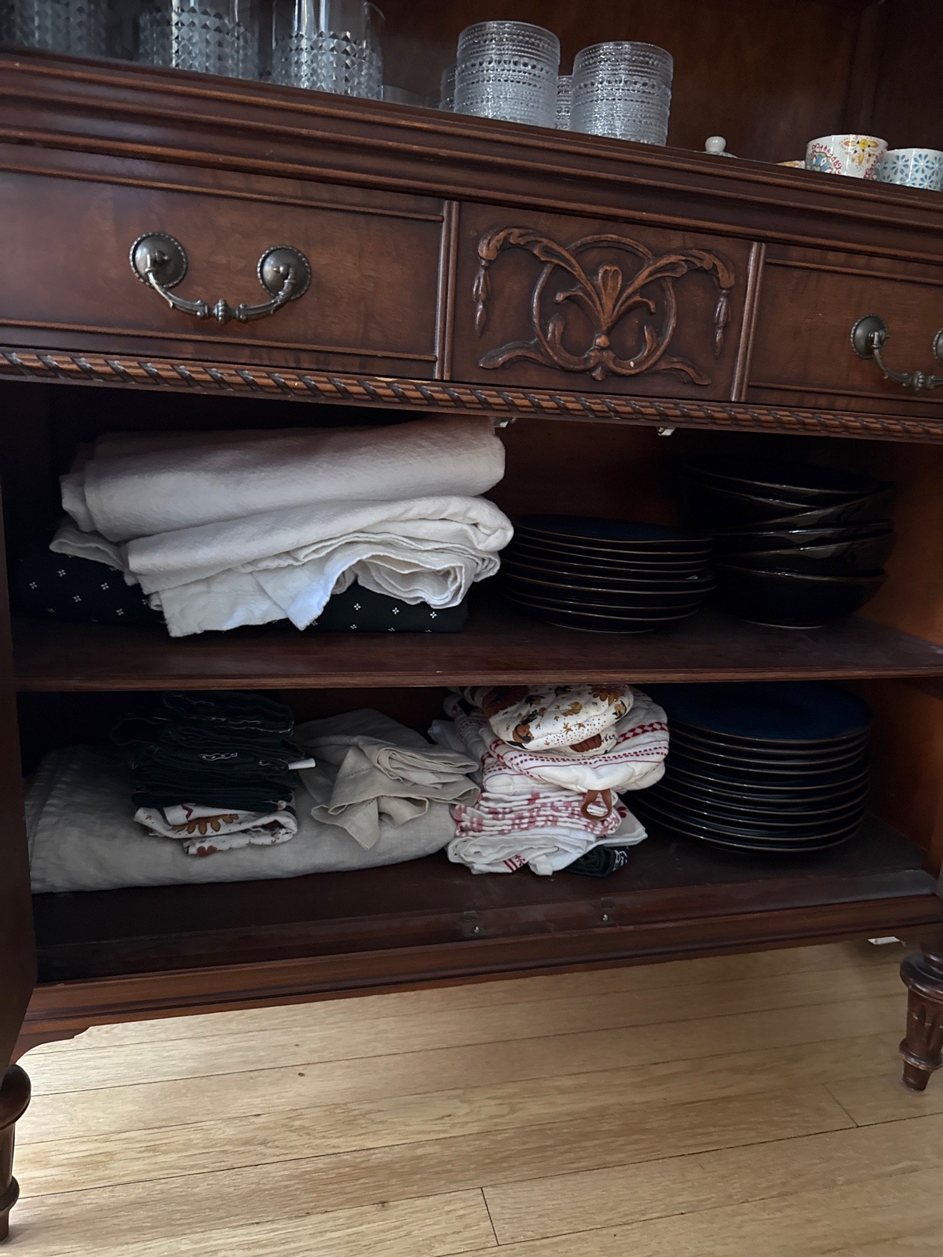 Traditional dark wood china cabinet / hutch with glass doors - photo 5