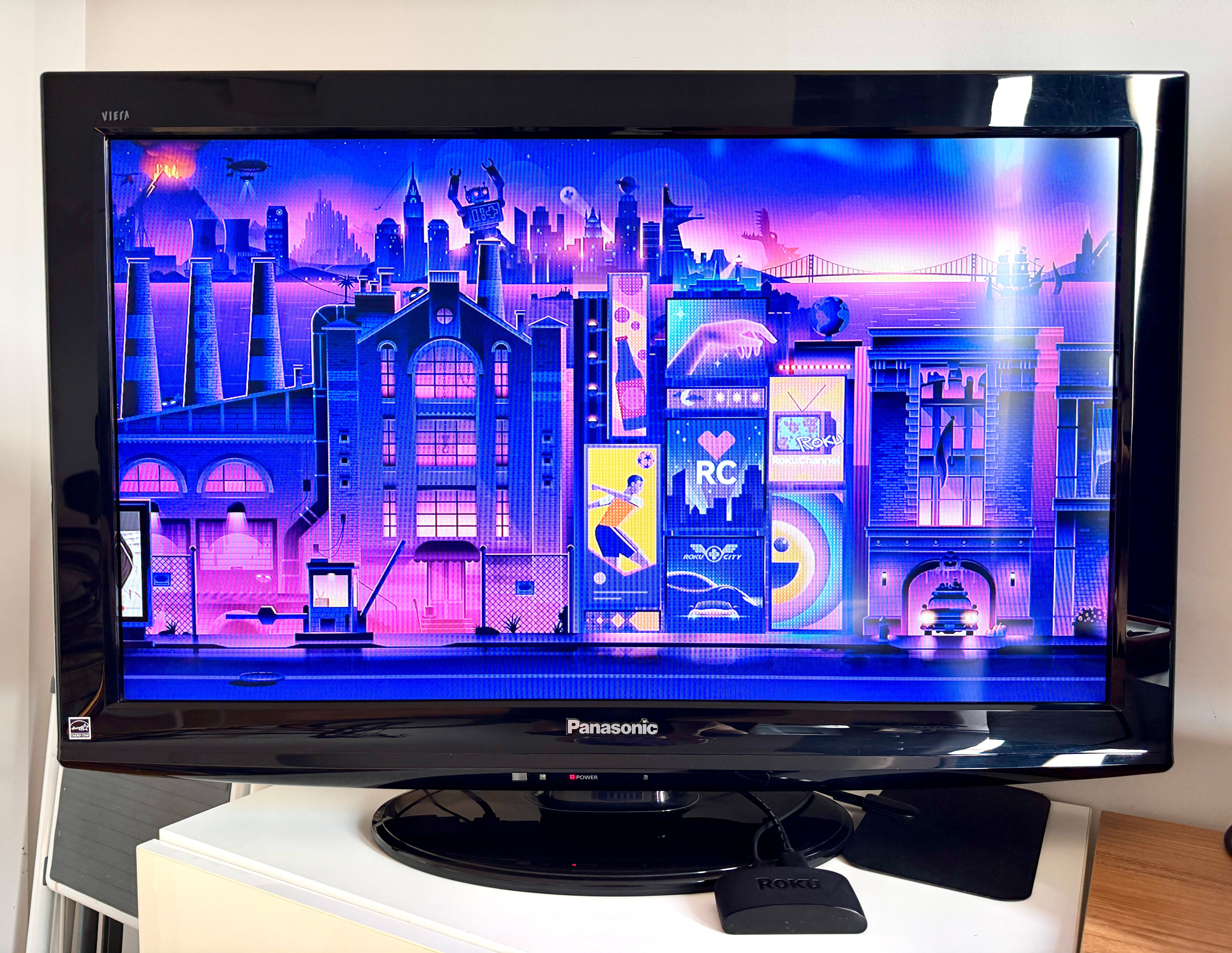 Panasonic Viera 32" TV + Roku - photo 3