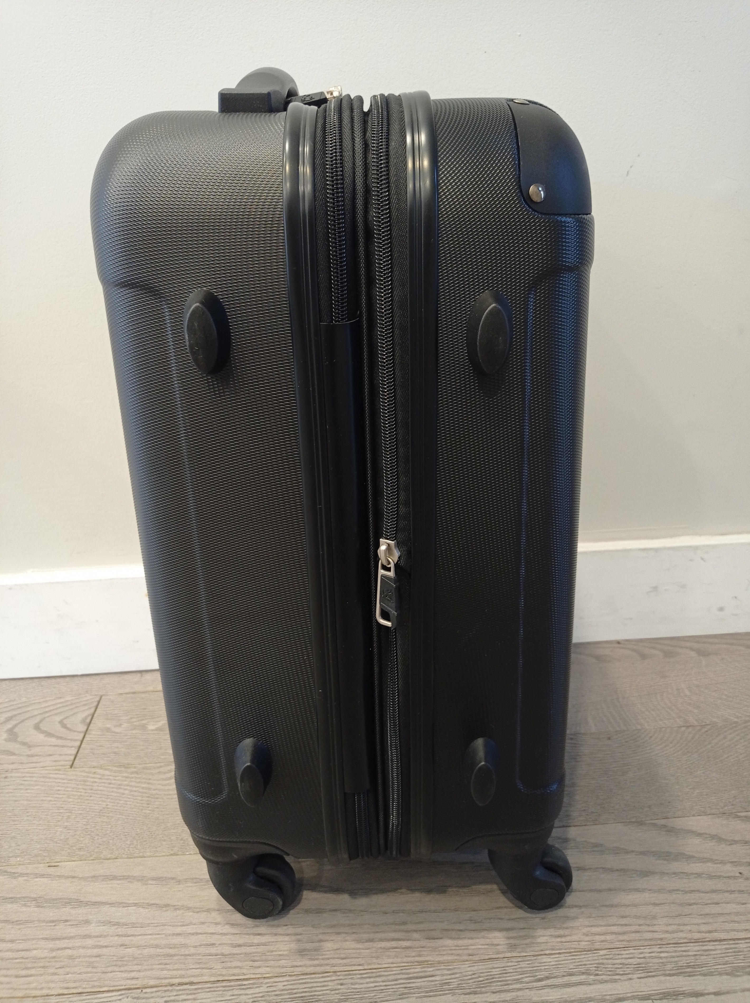 New (Floor model): Legend Walker 20" Carry-On Spinner Suitcase - photo 4