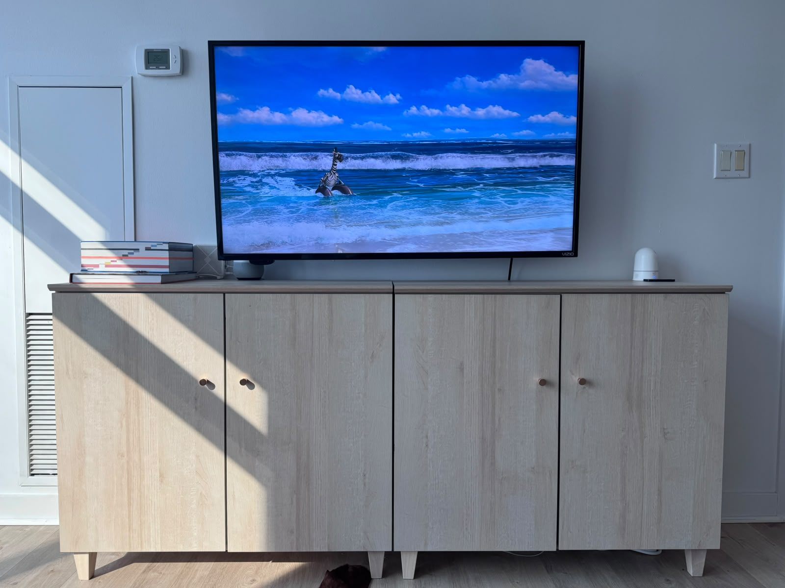 48" Full HD TV + Swivel Wall Mount