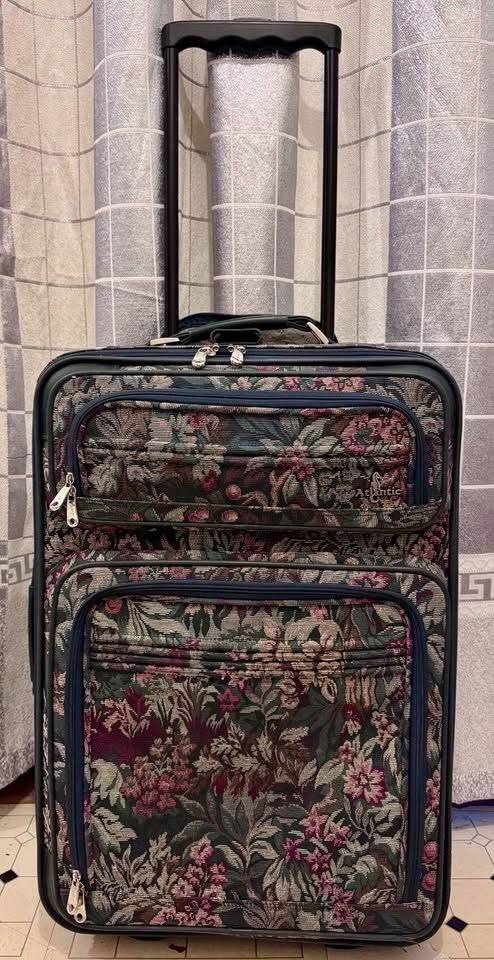 Atlantic Floral Pattern Rolling Luggage