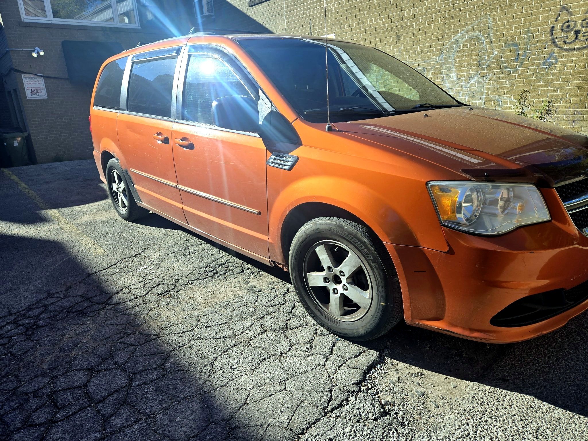 2011 Dodge Grand Caravan Crew – 160,000 km – Mango Tango Pearl - photo 2