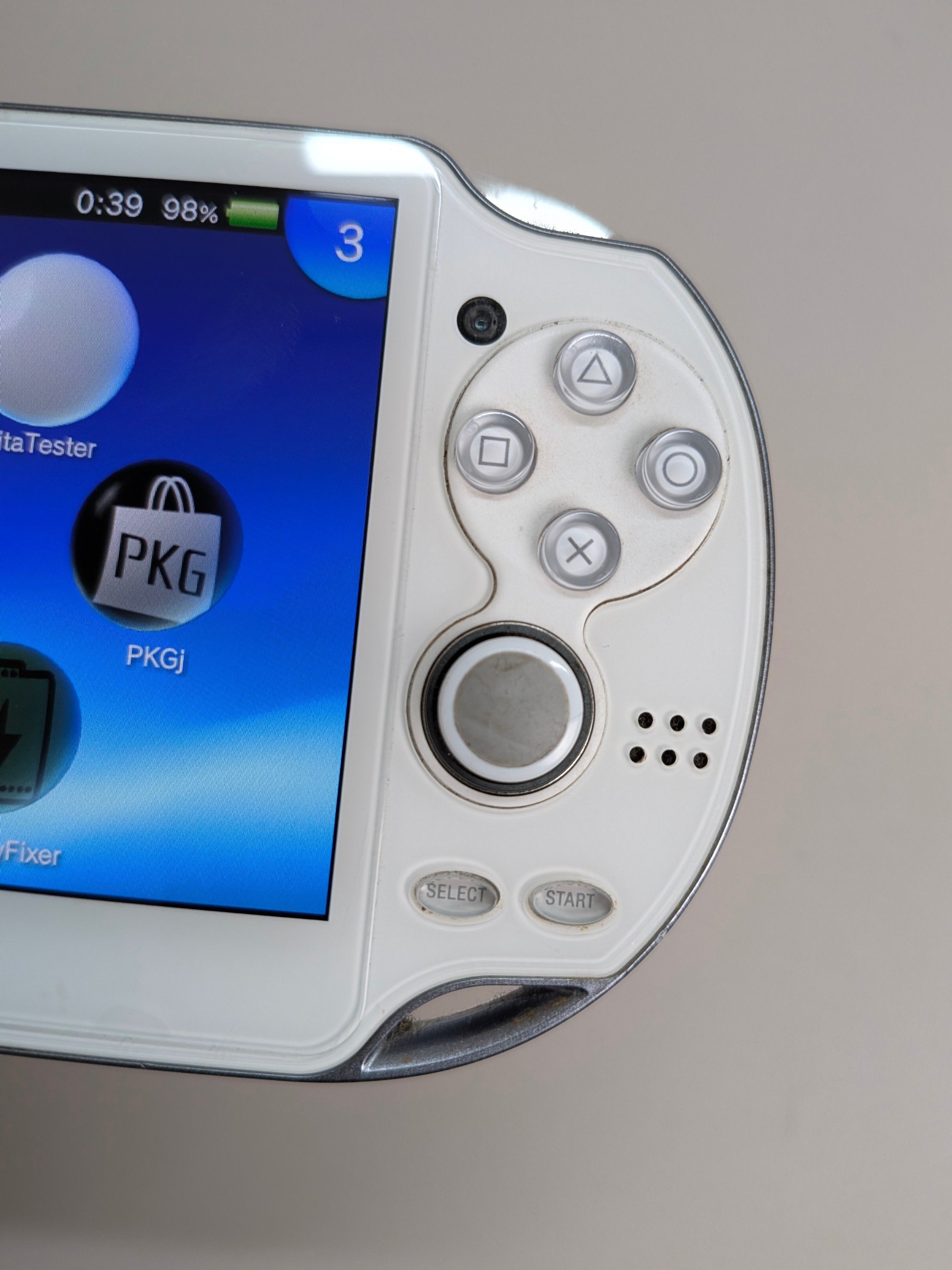 PS Vita 1000 White, Charger + 128GB Card - photo 4
