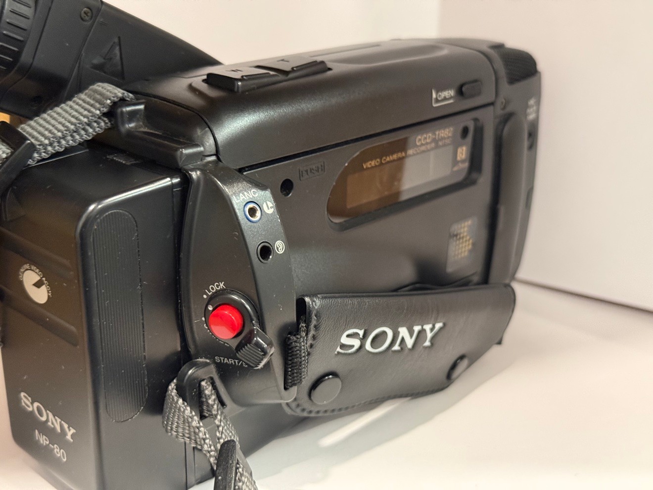 Sony Handycam CCD-TR82 Video8 Camcorder – 12x SteadyShot, NP-80 - photo 4