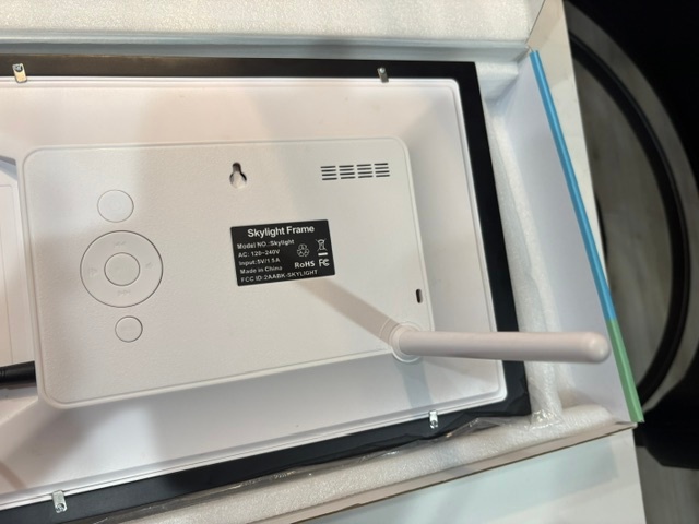 Skylight 10" Digital Photo Frame – Black | Like New with Box - photo 3