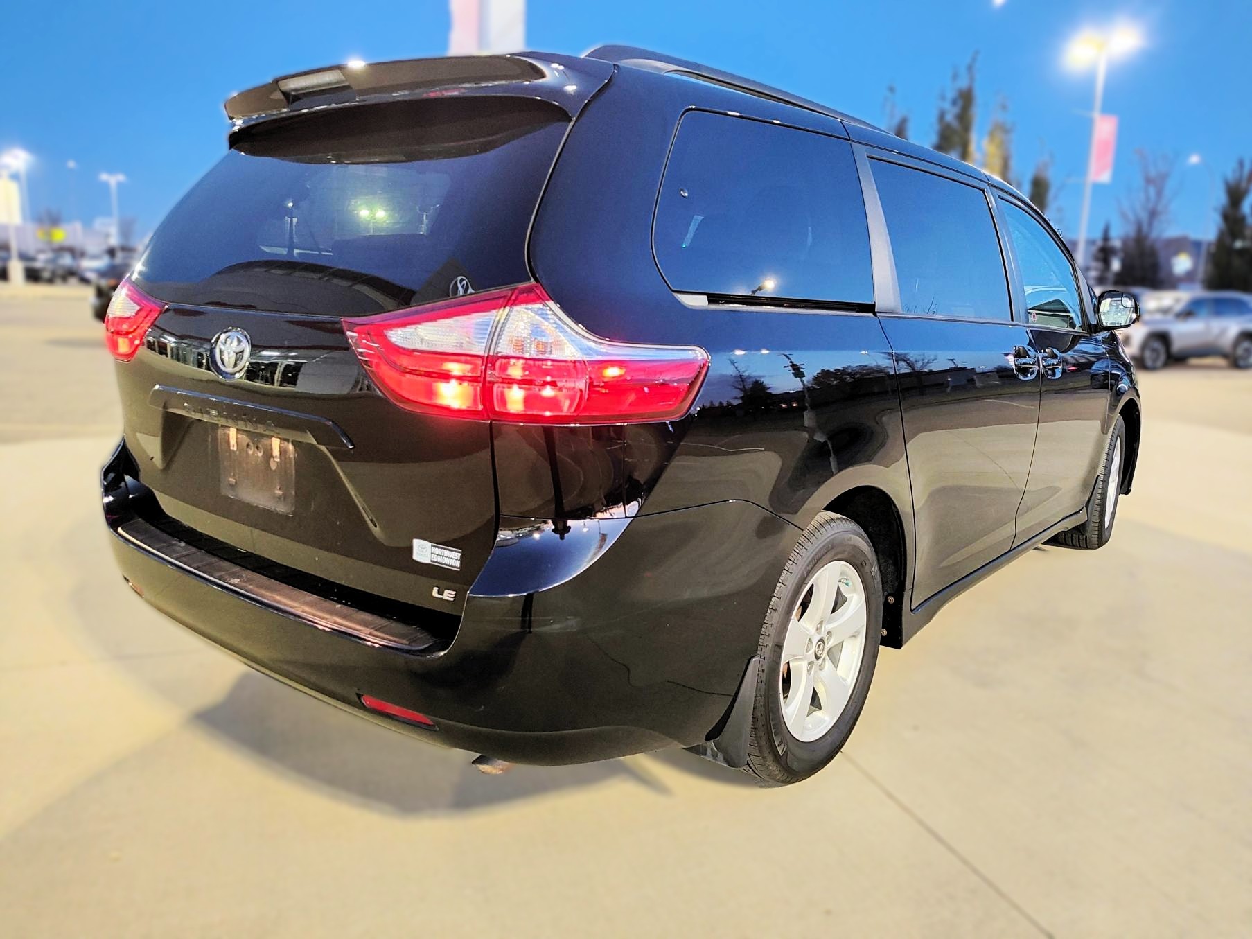 2019 Toyota Sienna LE - photo 5