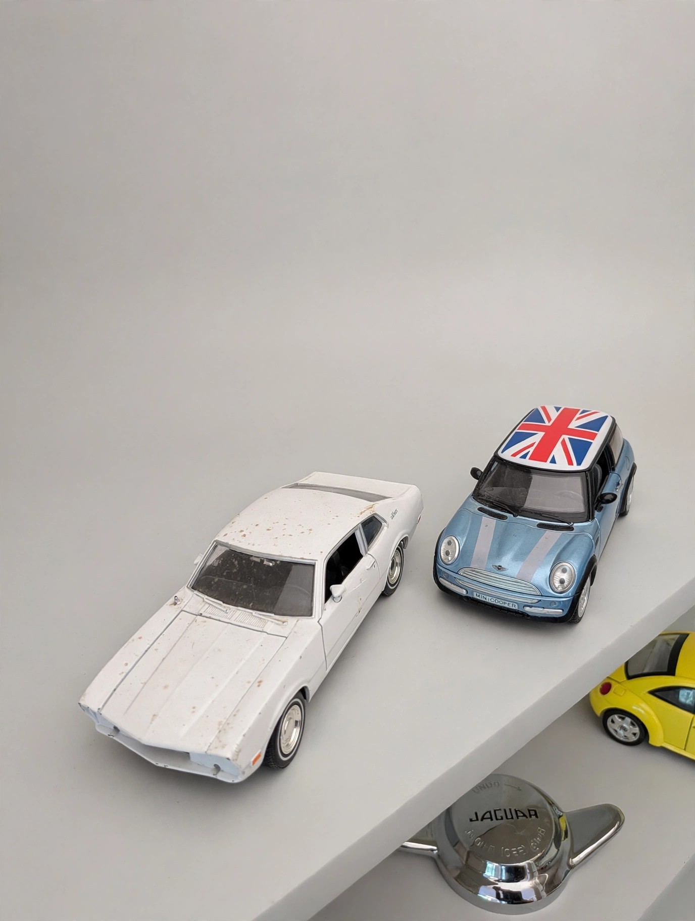 12 Piece 1:18 Scale Diecast Lot: 10 Cars, Plane, Jaguar Ornament - photo 3