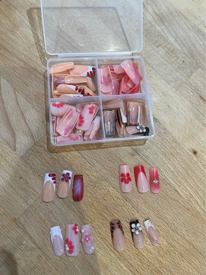 NEW 96 pc Assorted Floral and French Tip Press-On Nail Sets - photo 2