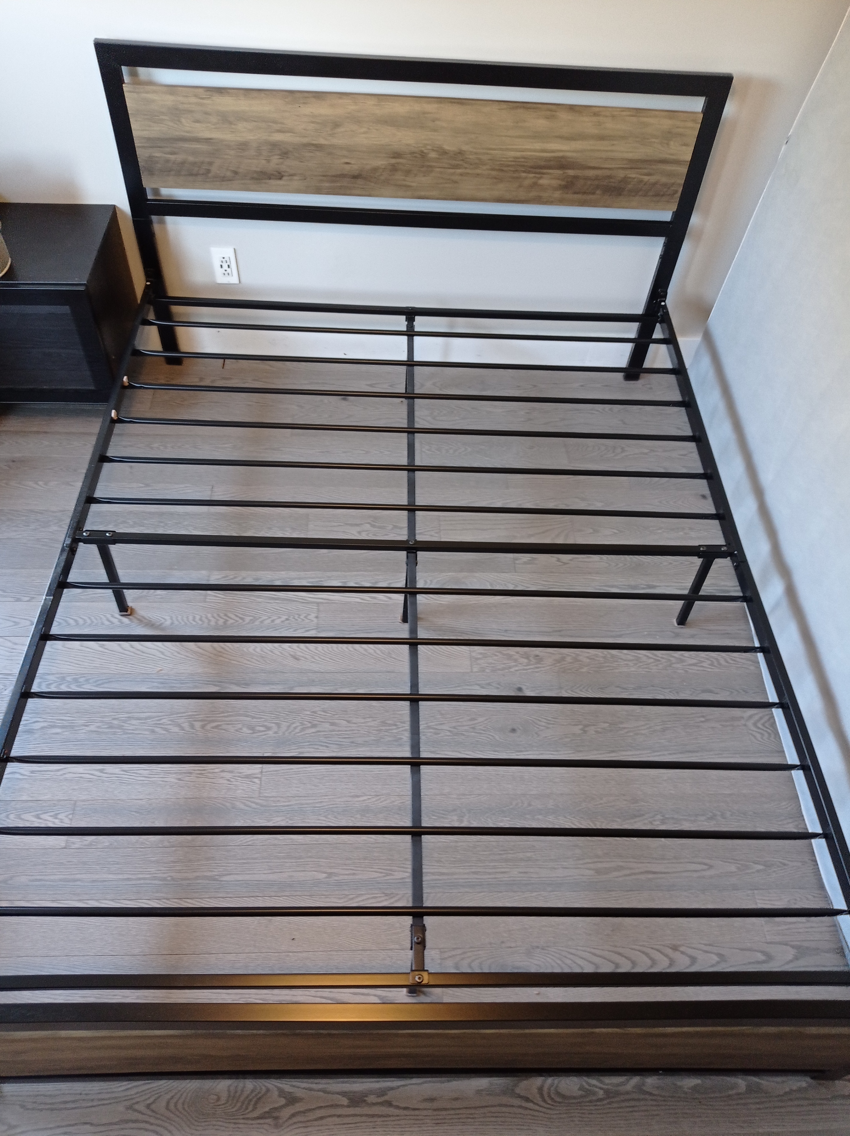 Queen Size Platform Bed Frame with Metal Frame & Wooden Boards - photo 5