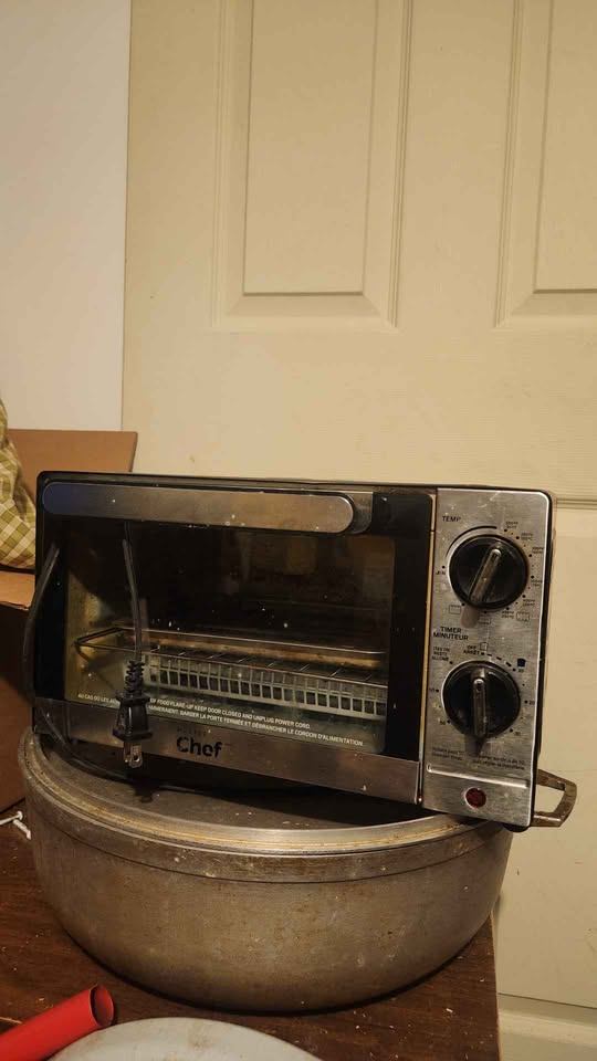 FREE: MASTER Chef 4-Slice Stainless Toaster Oven, Some Rust