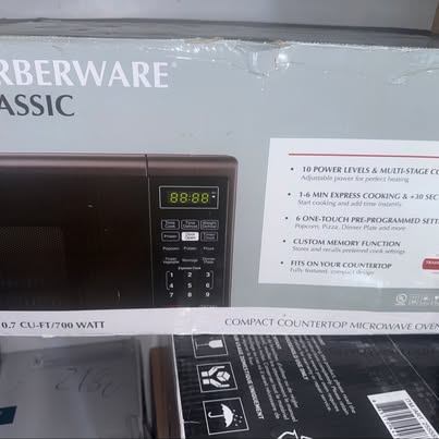 Farberware Classic 0.7 Cu Ft 700W Compact Microwave — New in Box