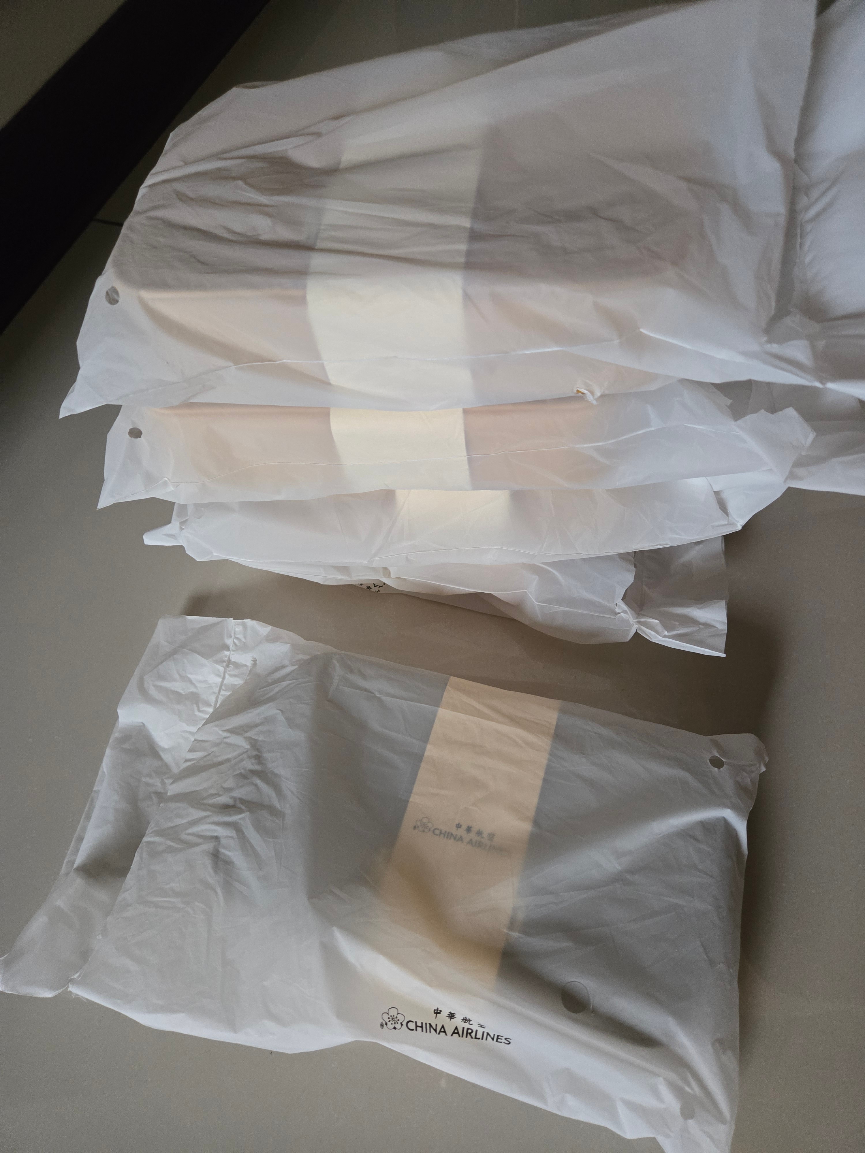 Moschino Travel Pouch Luggage Tag Eye Mask Earplugs Mirror - photo 3