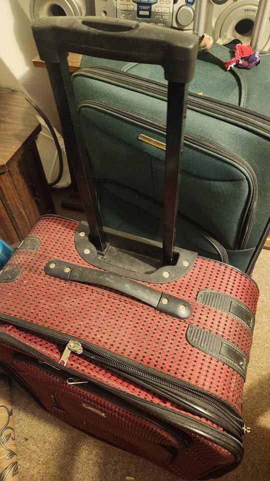 Medium Size Suitcase: Between Carry-On and Checked - photo 2