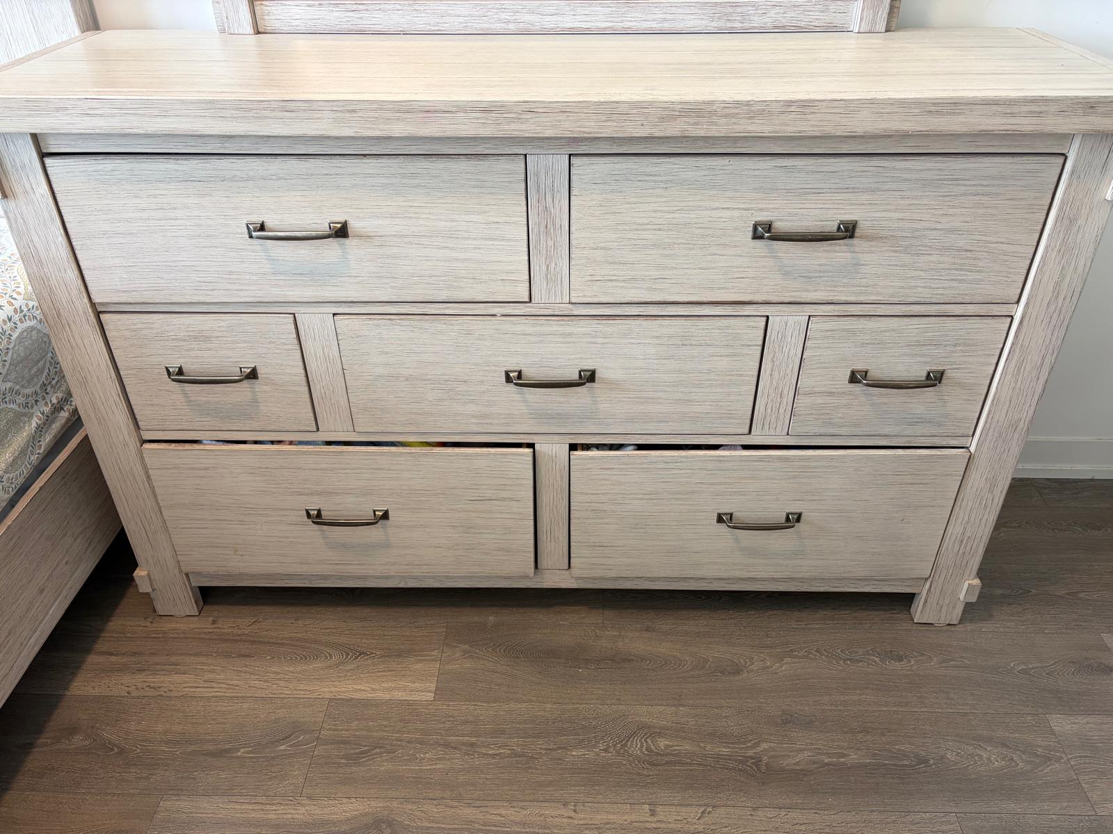 Ashley Brashland Solid Wood Queen Set –Bed, Dresser, Mirror - photo 3