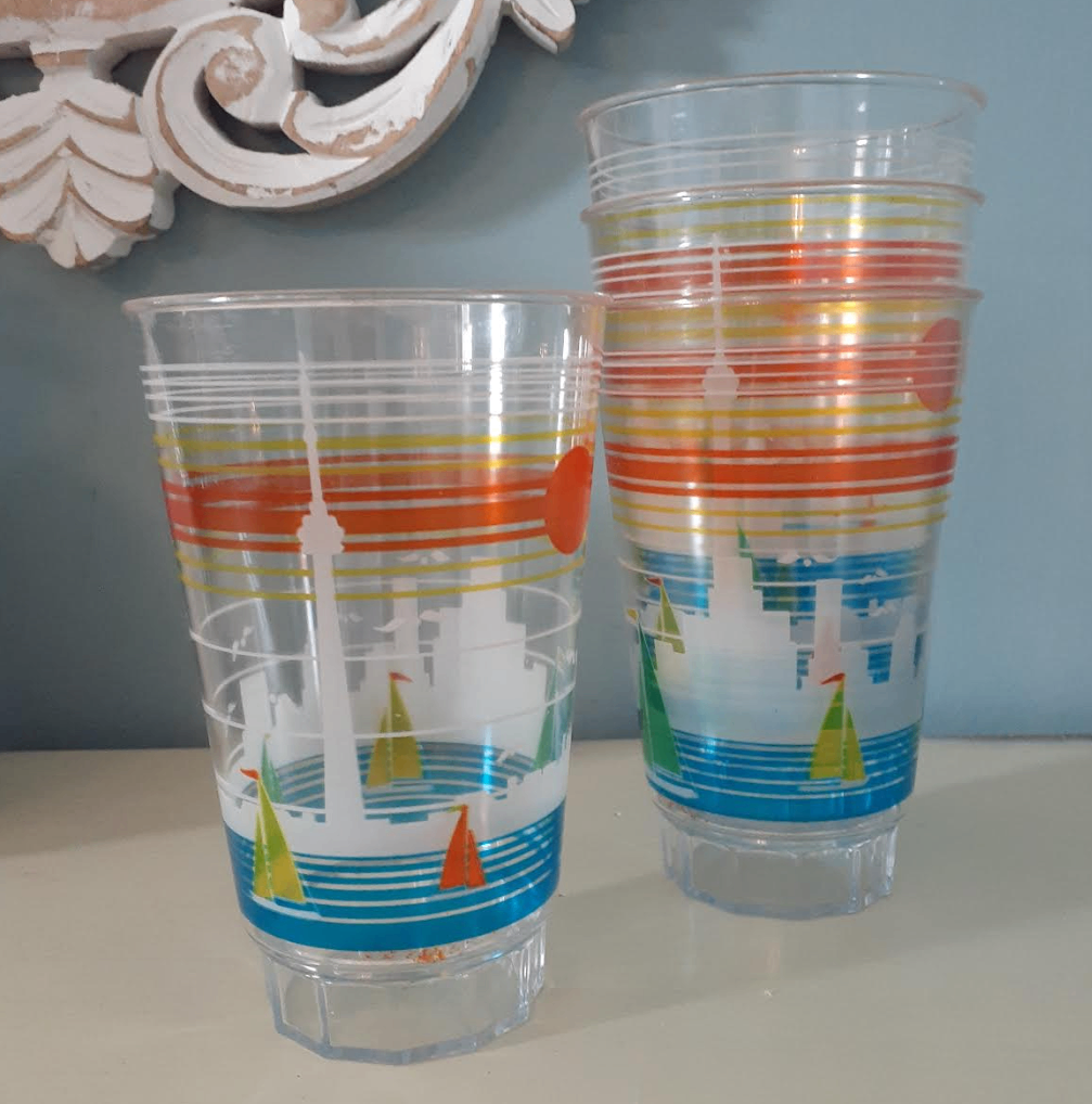 Vintage The Collectibles Toronto Skyline 4 plastic drink glasses
