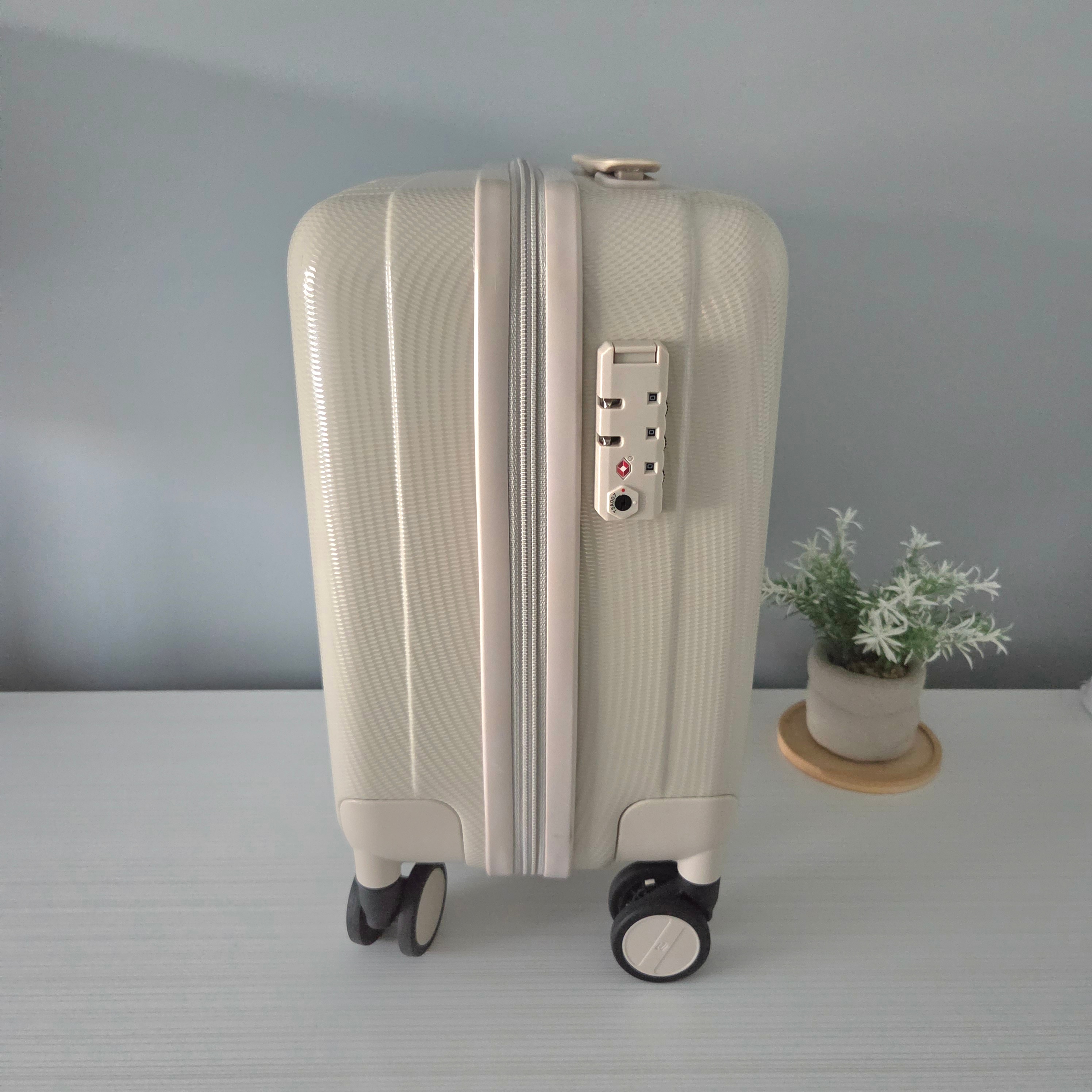 Hanke 14” Expandable Hard Shell Carry-On - Pre-Loved! ✨ - photo 4