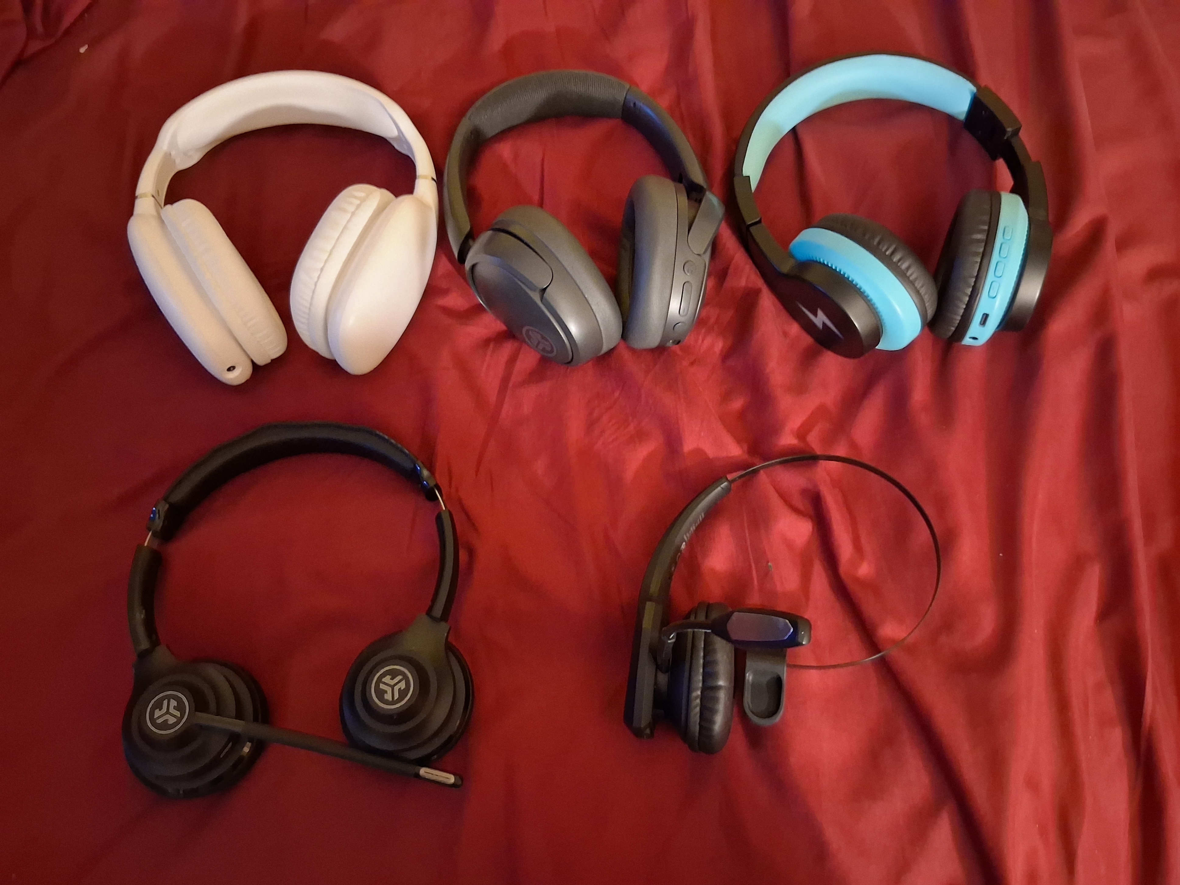 BLUE TOOTH WIRELESS HEADPHONES
