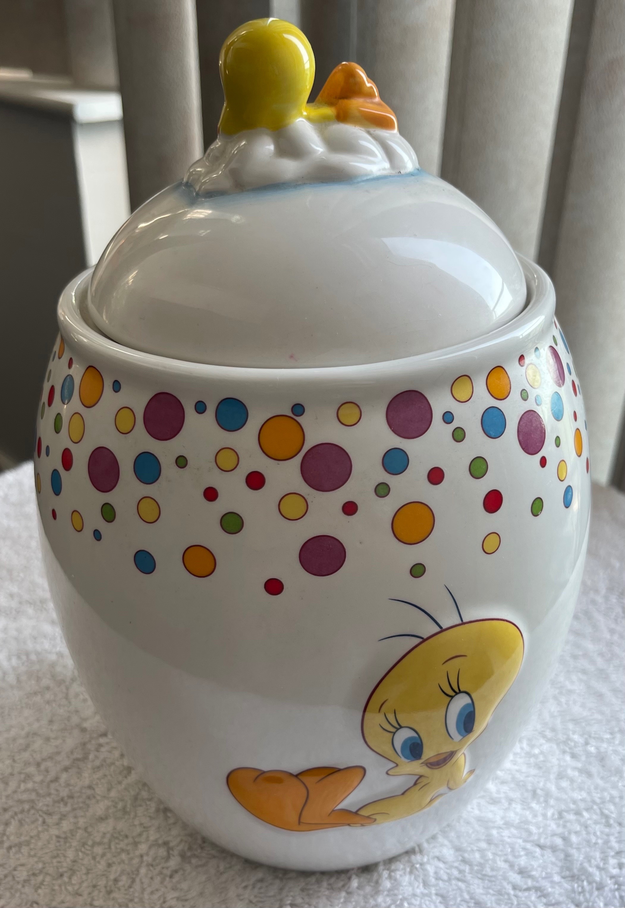 2007 Warner Bros Tweety Bird 3D Embossed Ceramic Cookie Jar - photo 2