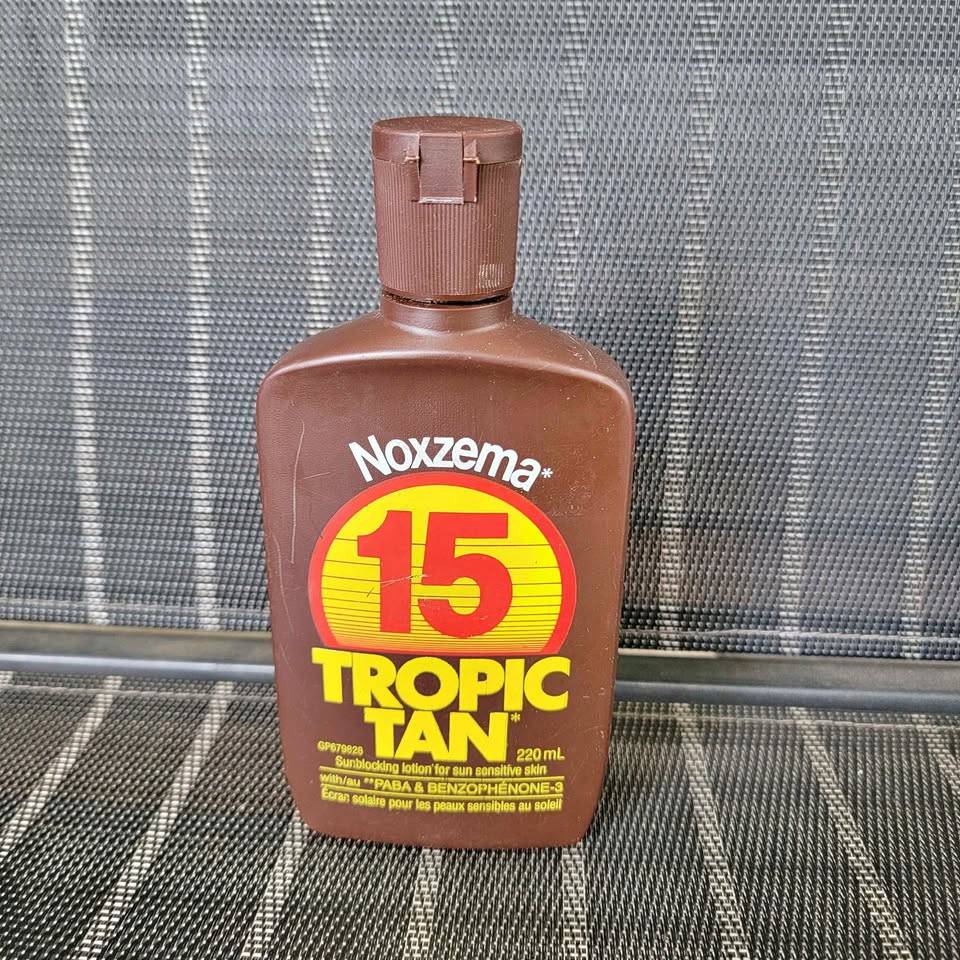 Vintage Nozema 15 Tropic Tan sunscreen bottle 3/4