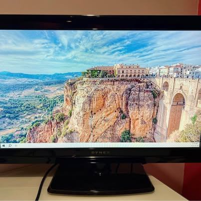 Dynex 32 inch LCD TV – Excellent Condition, HDMI, Remote
