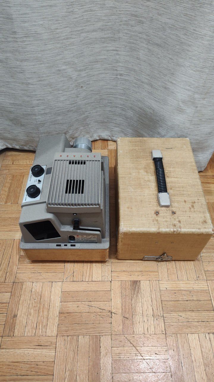 Vintage Revere 553 Slide Projector (No Power Cord) - photo 2