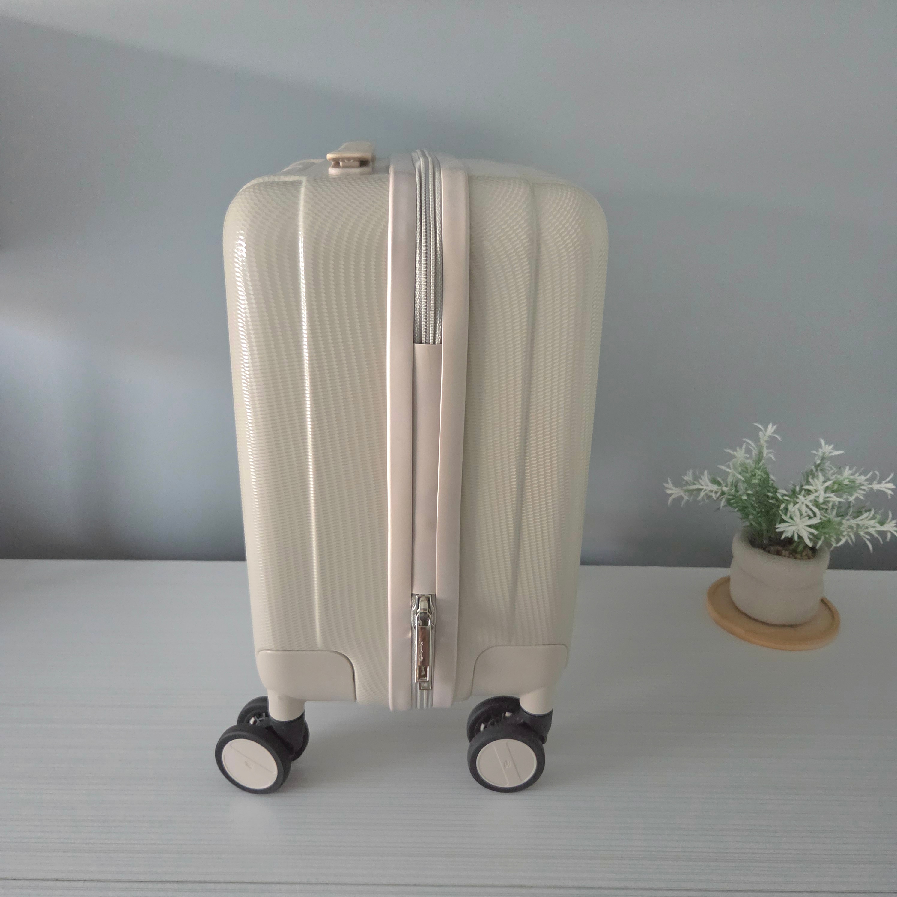 Hanke 14” Expandable Hard Shell Carry-On - Pre-Loved! ✨ - photo 2